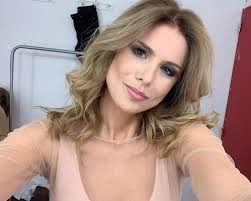 Su carrera artística inició en 1983 con la película evita, quien quiera oír que oiga, encarnando a eva duarte adolescente. Flavia Palmiero Se Animo Al Topless A Los 52 Anos Noticias De Buenos Aires