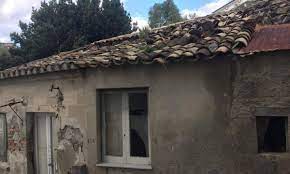 Ingresso su disimpegno, ampio soggiorno con cucina, camera matrimoniale e bagno. Vendesi Casa Indipendente A Roccella Jonica Zona Castello Zeus Immobiliare