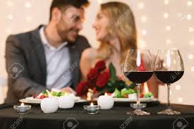 Immagini Stock - Serata Romantica. Affettuosa Coppia Risalente Al  Ristorante, Due Bicchieri Di Vino Rosso In Primo Piano, Messa A Fuoco  Selettiva. Image 139404321