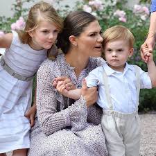 Denna artikel handlar om den norska kronprinsessan. Har Ser Det Verkligen Ut Som Om Kronprinsessan Utbyter Lite Fodelsedagshemlisar Med Sina Tva Barn Princess Victoria Princess Victoria Of Sweden Swedish Royalty