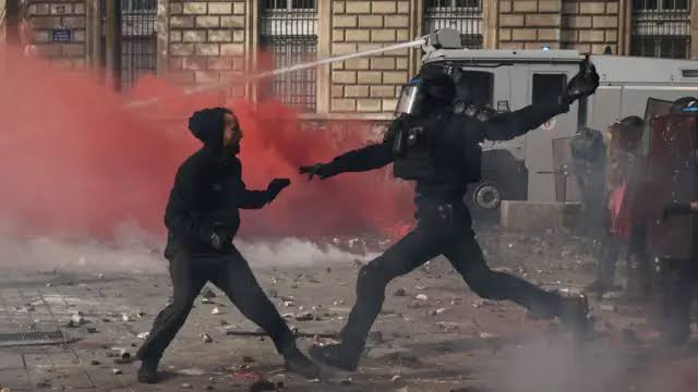 Manifestações na França: o que está por trás do dia de protestos com prédio incendiado e mais de mil presos - BBC News Brasil