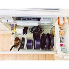 me rko さんのkitchen 百均 マンションインテリア シンク下収納 横長リビング 調味料スペース シンプルが好き フライパン収納 調味料収納 シンプルインテリア 立てる収納 生活感なくしたい 子供と暮らす シンプルホーム ストレスからの解放に関する部屋写真 シンク下