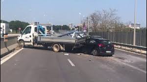 Altamura incidente in via bari migliorano condizioni del. Bari Statale 100 Incidente Alle Porte Di Bari Youtube