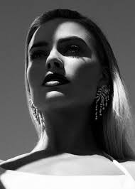 Margot Robbie Birds Of Prey Makeup Film Review Birds Of Prey Strange Harbors In 2020 Actress Margot Robbie Margot Robbie Harley Margo Robbie