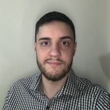 Nem sempre é o líder que adoece o ambiente. Às vezes, quem mais adoece a  equipe… senta ao seu lado. Essa é a parte que quase ninguém tem coragem de  dizer. O