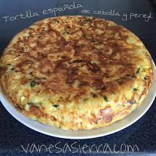 Tortilla Espanola De Cebolla Y Perejil Tortilla Tortillaespanola Recetastipicas Spainfood Vanesasierra Misdeseosmasdul Comida Recetas Para Cocinar Tortas