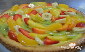 Perfetta come torta di compleanno quando il caldo scoraggia le classiche preparazioni a base di panna, creme e cioccolato. Crostata Alla Frutta Fresca Con Pasta Frolla E Crema Pasticcera