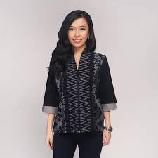 Dalam pagelaran ini kain endek bali menjadi salah satu koleksi dalam tema kolase by dior. 110 Ide Endek Bali Di 2021 Pakaian Wanita Busana Batik Model Pakaian