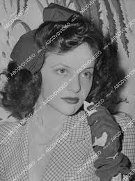 crp-00858 1944 Earl Carroll Showgirl Caprice Capron assaulted by Capt
