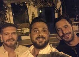 Ünlü oyuncu, yakın arkadaşı engin öztürk'le önceki gün marmaris'te bir sahil restoranında bir araya geldi. Barisarducfancom On Twitter Cesme Alacatidan Baris Arduc Ve Engin Ozturk Yeni New Barisarduc