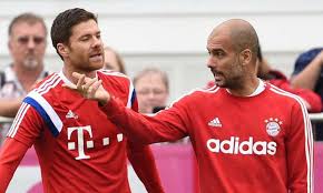 Guardiola: "Cuando se pone a perseguir a un rival, Xabi Alonso es el peor  jugador del mundo" - Libertad Digital