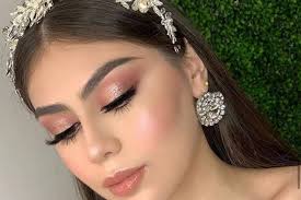 Hola buenas tardes 👋🏻 Estoy buscando una muchacha que peine y haga  maquillaje Muchas gracias 😊