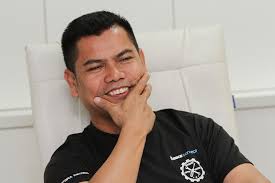 Menurut sumber, 23 cawangan rangkaian perniagaan beliau ini telah diboikot oleh orang ramai selepas beliau membuat satu demonstrasi di hadapan rumah datuk ambiga yang merupakan pengerusi bersih 2. Here S The First Potential Bidder For Jho Low S Luxury Yacht Jamal Yunos