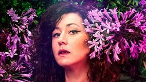 Thalie, comédienne bretonne et capitaine de bateaux sort son album de  chansons "Topaze"