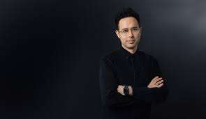 Siddharta, es una extraordinaria obra literaria que encierra muchos misterios hindú el joven siddharta tenía en su espíritu el deseo de conocer mas la verdad y un día decide solicitar permiso a su padre. Siddharta Lizcano Designworks