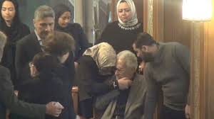 لن نكون ضيوف شرف الفنان المصري عبد الرحمن ابو زهرة يشكو تجاهل المخرجين له ولجيله واقتصار الأدوار المعروضة عليه على أدوار ضيوف الشرف. Ø§Ù†Ù‡ÙŠØ§Ø± Ø§Ù„ÙÙ†Ø§Ù† Ø¹Ø¨Ø¯ Ø§Ù„Ø±Ø­Ù…Ù† Ø£Ø¨Ùˆ Ø²Ù‡Ø±Ø© ÙÙŠ Ø¹Ø²Ø§Ø¡ Ø²ÙˆØ¬ØªÙ‡ Youtube