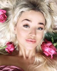 Ashleigh Russell's Instagram, Twitter & Facebook