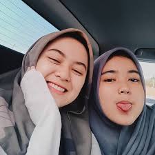 Berikut ini beberapa meme 'pilih mana' yang pastinya bukan hanya bikin kamu bimbang bukan kepalang, tapi bakal buat kamu nyengir saking lucunya. Abang Pilih Yang Mana Cantikberhijab Bidadariselfie Cinta Pp Hijaberscommunity Barbiemuslimah Wanitaberhijab Bidada Fotografi Orang Selebritas