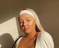 Elizabeth Porteous's Instagram, Twitter & Facebook