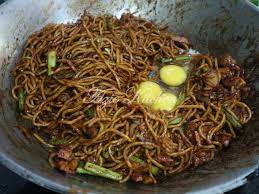 Tidak kalah nikmat dengan mie goreng biasa, jika tahu teknik pemasakannya resep mie goreng basah ini bisa jauh lebih nikmat. Mee Goreng Mamak Azie Kitchen