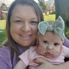 Mom Spots Hospital Worker Reading Storybook to Critically Ill Daughter and  Snaps Photo That Goes Viral