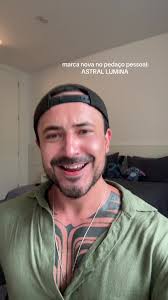 QUE DIFERENTE! Eu nunca tinha visto uma vela que queimasse assim. 😅 mas eu  amei. @Amandinha PS: acendi a vela e a essência é incrível. Astral Lumina  (loja on-line).