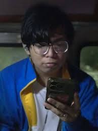 Blooms, are you in the mood for a classic or something new? May two flavors  na ng Jollibee Cheesy Yumburger for every craving: Original with the  classic Yumburger sauce and the new