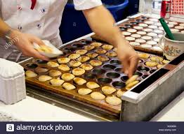 Fantastica piastra per le crpes proprio come le mini crepes olandesi che ho mangiato in piazza europa! Cottura In Forno Olandese Mini Pancake Chiamato Poffertjes In Una Padella Speciale Pan Foto Stock Alamy