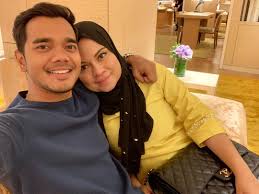 Apaku rasa tak pernahku duga hadir dirimu merubah semua. Lagu Alif Satar Sesungguhnya