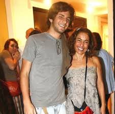 20 temmuz 2010'da guimarães , rio de janeiro'nun güneyindeki gávea'da bir tünelde ezilen oğlu rafael mascarenhas'ı kaybetti. Stj Manda Prender Responsavel Por Atropelamento Do Filho De Cissa Guimaraes Primeiro Plano Home