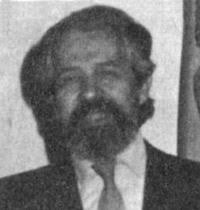 Abraham Jaime Plaksin. Trabajaba en el Departamento de Cultura de la AMIA  Sonriente, sereno, fino, no necesitaba levantar la voz. No les gritó ni  pegó nunca a sus hijos; cuando se enojaba