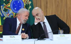 O presidente Luiz Inácio Lula da Silva afirmou que alertou o ministro do STF  Alexandre de Moraes sobre os riscos de envolvimento no caso que cita o  banqueiro Daniel Vorcaro. Segundo Lula,