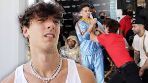 Bryce hall and austin mcbroom face off during a press conference, which erupts into a massive brawl ahead of their celebrity boxing match. Bryce Hall Vs Austin Mcbroom Whose Net Worth Is Higher