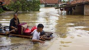 Pengertian banjir adalah bentuk daratan yang terendam oleh air yang melimpah dan berlebih yang nantinya kana kembali surut, sehingga air yang melimpah tersebut hanya bersifat sementara waktu. Peta Banjir Jawa Barat Dan Dampaknya Ada Yang Hampir 5 Meter Tekno Tempo Co