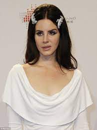 Brings A Whole Different Meaning To Crocodile Clips Lana Del Rey Wear Sparkly Animal Hair Slides At Echo Awards Lana Del Rey Hair Glamour Fashion