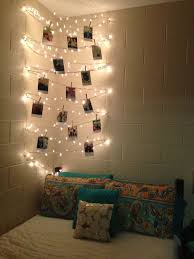 Ever since putting fairy lights in a jar last year, i've been obsessed with the soft glow of string lights in everything from bed canopies to art to ambient lighting on bookcases and shelves.christmas lights add a touch of whimsy to any space and stir the heart as the days grow darker. 9fbf63c919abda101c1a3bc74c24be76 Christmas Lights In Bedroom Christmas Lights Bedroom Diy