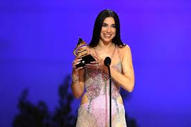 There's purpose in dua lipa's euphoric pop. Dua Lipa Celebra Su Gran Victoria En El Grammy Ante La Prensa æ¾³é—¨å¨å°¼æ–¯äººå®˜ç½'