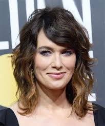 Lena Headey Short Wavy Casual Shag Hairstyle With Side Swept Bangs Dark Brunette And Caramel Tw Thick Hair Styles Short Wavy Hair Curly Hair Styles Naturally