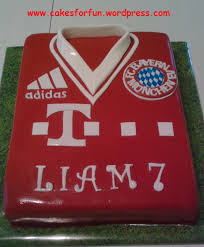 Ich habe mich dann letztendlich aber für eine eher schlichte torte mit 22 cm durchmesser in rot entschieden mit dem fc bayern logo on top auf . Fc Bayern Munchen Cakes For Fun