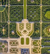 Palaceday Jardins Les Jardins De Versailles Cachent La Silhouette D Un Celebre Personnages De Dessins Ani Jardin De Versailles Jardin Francais Versailles