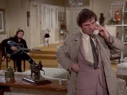 Columbo le détective d'homicides de los angeles, le lieutenant columbo, utilise ses manières humbles et son comportement ingénieux pour cligner mots clés : Peter Falk Is Columbo Free On Peacock Stream On Demand