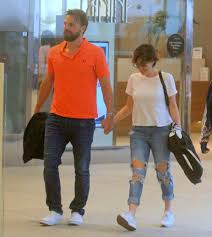 Check spelling or type a new query. Em Harmonia Cassio Reis E Fotografado Em Shopping Com Fernanda Vasconcellos E O Filho