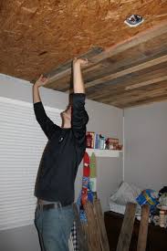 How To Install A Diy Rustic Wood Ceiling By Maple Leaves And Sycamore Trees Featured On Remodelaholic Pallet Ceiling Wood Pallets Rustic Ceiling