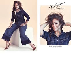 His sketches served as a backdrop and a decor for the brand's installation during milan fashion week. Marina Rinaldi Primavera Estate 2018 Ashley Graham Smodatamente