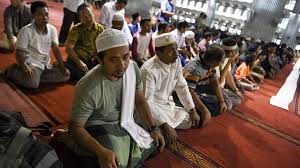 Bagi umat islam, ketika mereka mengetahui akan terjadi gerhana, maka dianjurkan untuk melaksanakan sholat sunnah kusuf, baik itu gerhana matahari atau pun gerhana bulan. Tata Cara Sholat Gerhana Bulan Lengkap Dengan Niatnya