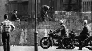 Nach angaben der gedenkstätte berliner mauer wurden zwischen 1961 und 1989 beim überqueren der berliner mauer mindestens. 1961 Deutschland Im Jahr Des Mauerbaus Mit 17 Das Jahrhundert Der Jugend Dw 13 08 2019