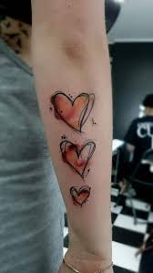 Zadní prostor je často využíván co nejefektivněji, zde vytvářejí celé grafy, velké obrazy, vojenské bitvy a tak dále. Small Tattoo Stencils For Men Watercolor Heart Tattoos Tattoos Tattoos For Guys