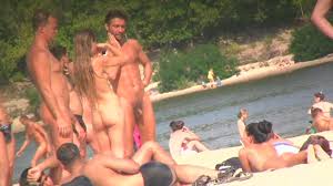 ESPIONANDO GALHOS DESPIDOS NA PRAIA NUDISTA VOL 6 vê online
