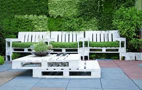 Les traverses, normalement utilisées dans les chemins de fer, reprennent vie pour. 50 Idees Originales Pour Fabriquer Votre Salon De Jardin En Palette Trendly