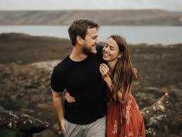 Untuk menambah suasana yang lebih romantis, anda bisa memberinya mawar atau barang yang diinginkan pacar anda. 1000 Ucapan Anniversary Pernikahan Romantis Lucu Keren